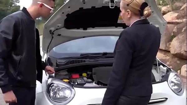 Le doy más que una mano a la MILF que me agradece con tremendo garche