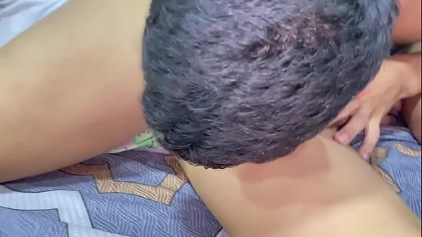 mi hermanastra me provoca cuando esta acostada asi que me la follo hasta correrme en su coño