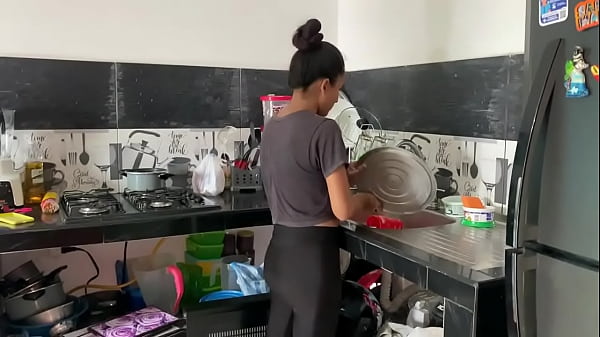 me cambio de casa y estoy en la cocina y mi padrastro me rompe mi coño