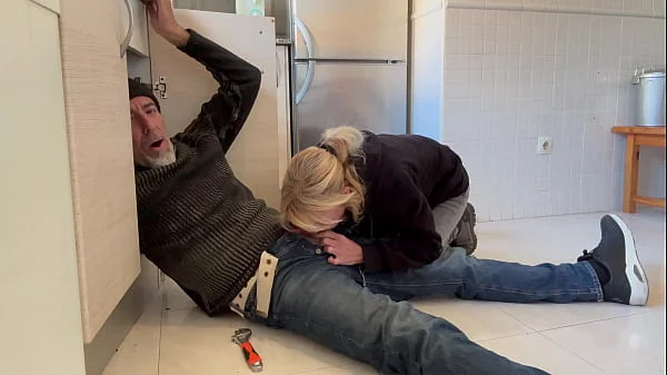 HOT WIFE BLOWJOB TO THE PLUMBER IN THE KITCHEN WITH CUM IN MOUNTH